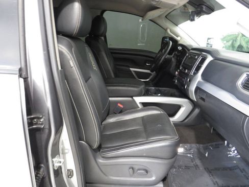 Used 2019 Nissan Titan PRO-4X w/ Pro-4x Convenience Package AWD/4WD image 10