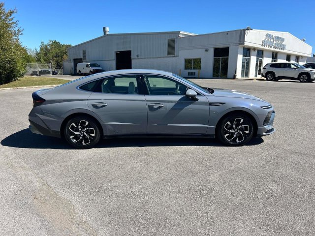 Used 2025 Hyundai Sonata SEL FWD image 2