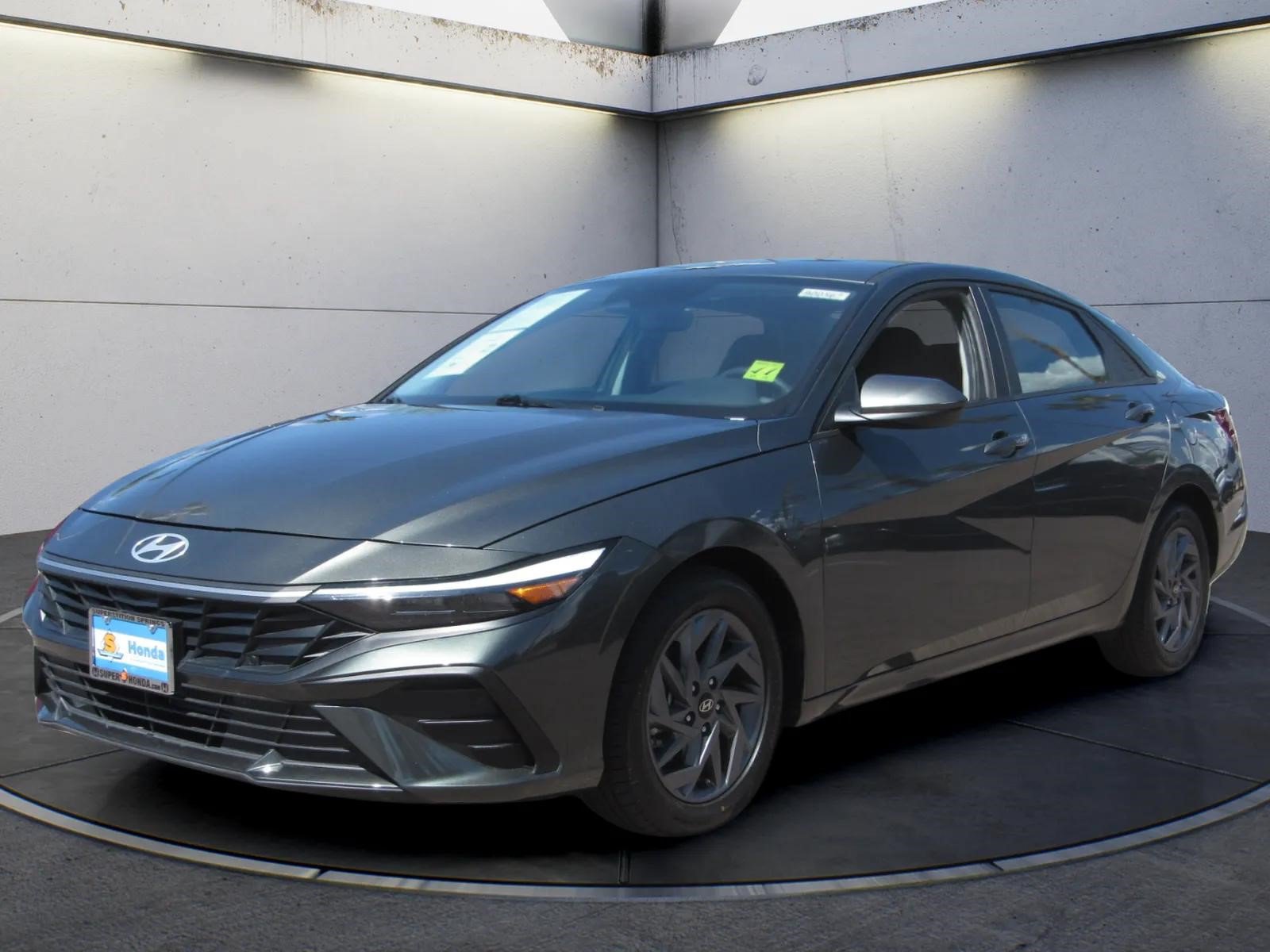 Used 2024 Hyundai Elantra SEL FWD image 1