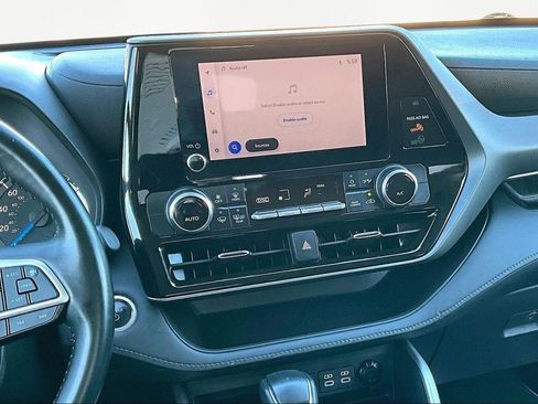 Used 2024 Toyota Highlander LE image 6