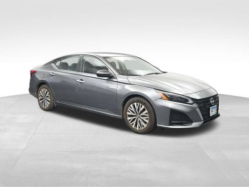Used 2024 Nissan Altima 2.5 SV FWD image 7