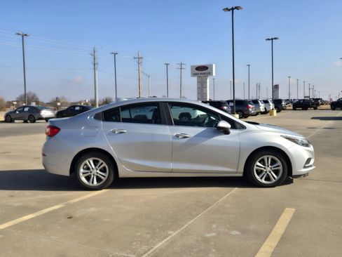 Used 2017 Chevrolet Cruze LT image 7