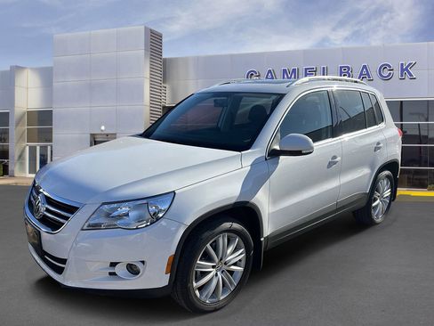 Used 2011 Volkswagen Tiguan SE image 2