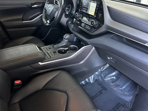 Used 2021 Toyota Highlander XLE AWD/4WD image 16