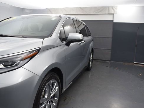 Used 2023 Toyota Sienna Platinum image 30