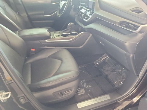 Used 2020 Toyota Highlander Limited FWD image 12