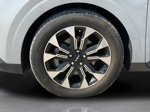 Used 2024 Kia Carnival EX FWD image 25