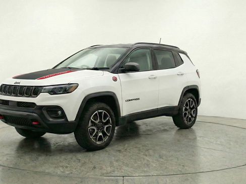 Used 2025 Jeep Compass Trailhawk AWD/4WD image 3