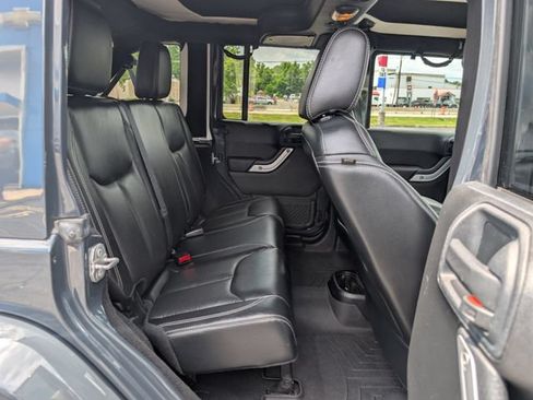 Used 2016 Jeep Wrangler Unlimited Sahara w/ Connectivity Group AWD/4WD image 17