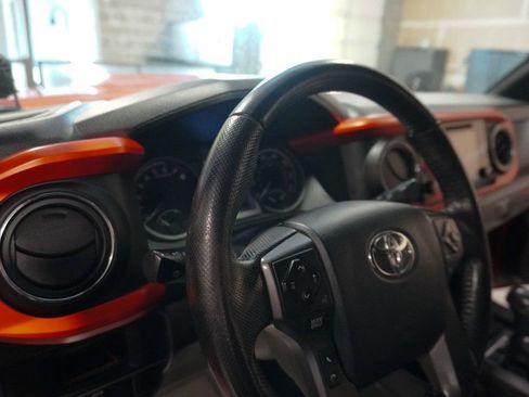 Used 2016 Toyota Tacoma TRD Sport AWD/4WD image 17