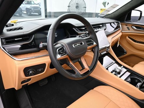 New 2025 Jeep Grand Cherokee Summit image 10