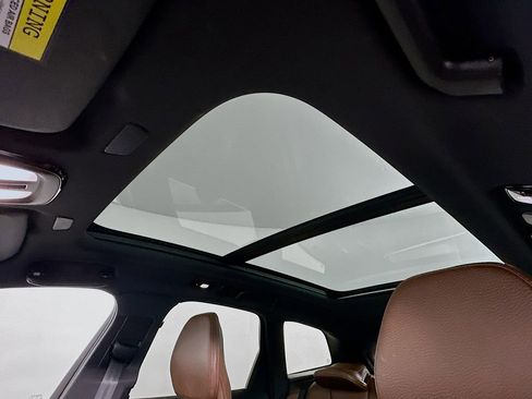 Used 2022 Volvo XC60 B5 Momentum w/ Advanced Package image 11