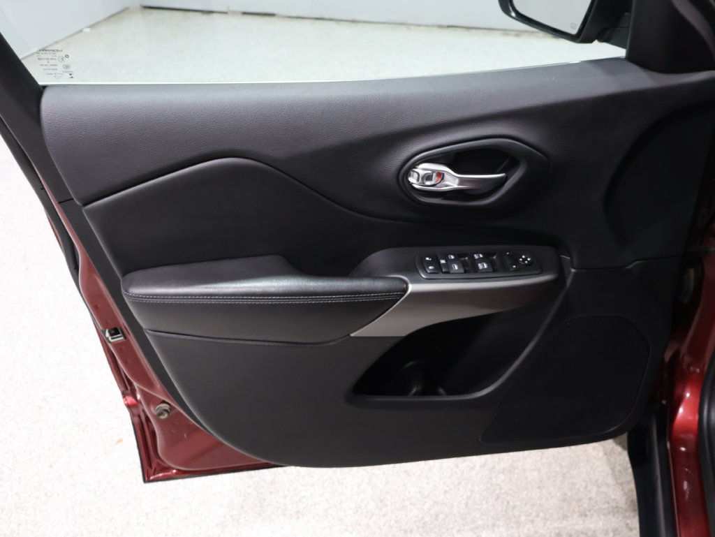 Used 2019 Jeep Cherokee Latitude Plus w/ Cold Weather Group AWD/4WD image 12