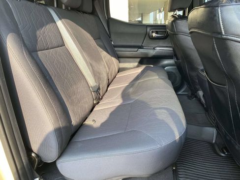 Used 2017 Toyota Tacoma TRD Sport AWD/4WD image 15