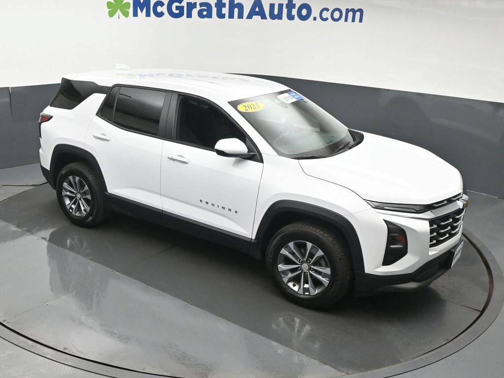 Used 2025 Chevrolet Equinox LT AWD/4WD image 3
