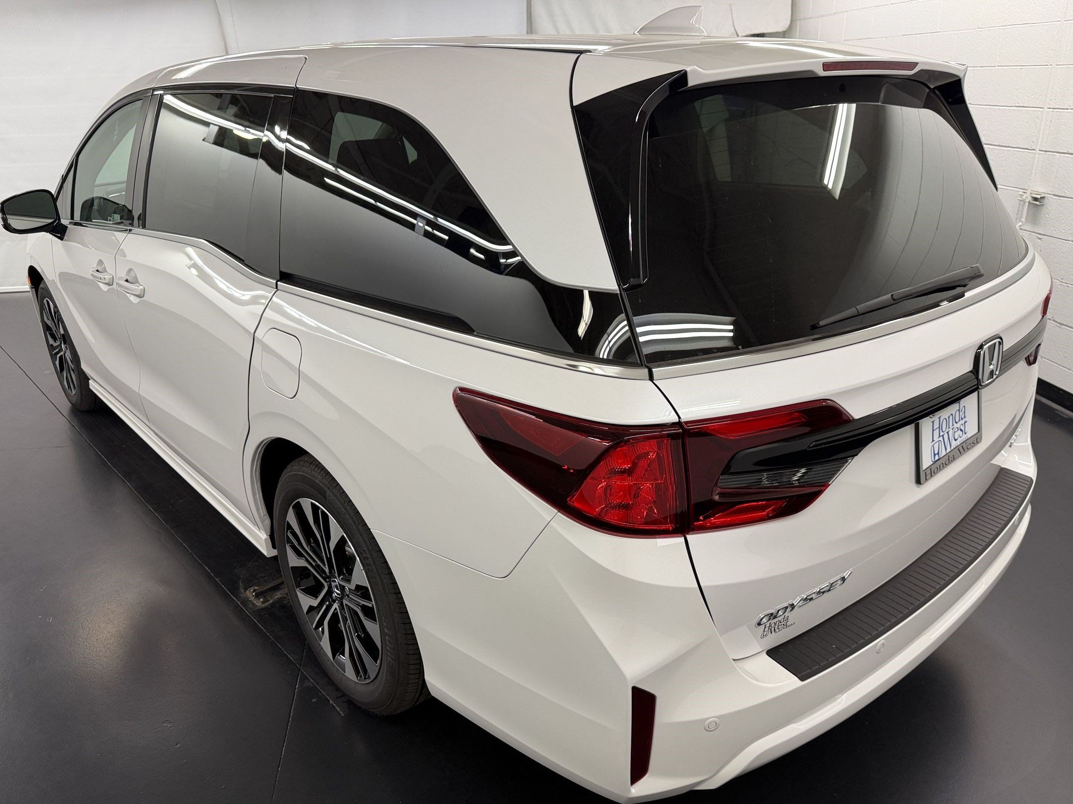 New 2027 Honda Odyssey Elite image 3