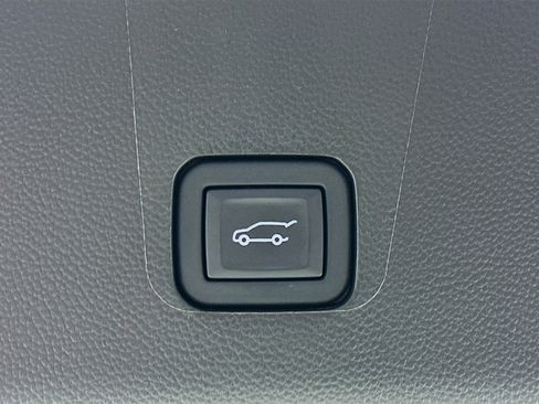 Used 2023 Chevrolet Traverse LT image 30