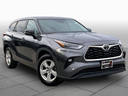 Used 2024 Toyota Highlander LE FWD image 3