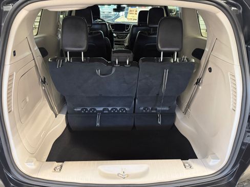 Used 2022 Chrysler Pacifica Touring-L image 27
