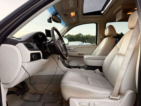 Used 2007 Cadillac Escalade AWD w/ Information Package image 18