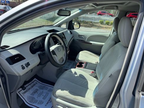 Used 2013 Toyota Sienna XLE FWD image 9