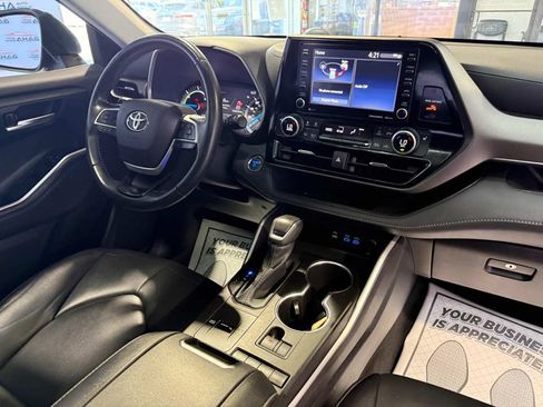 Used 2022 Toyota Highlander XLE AWD/4WD image 50