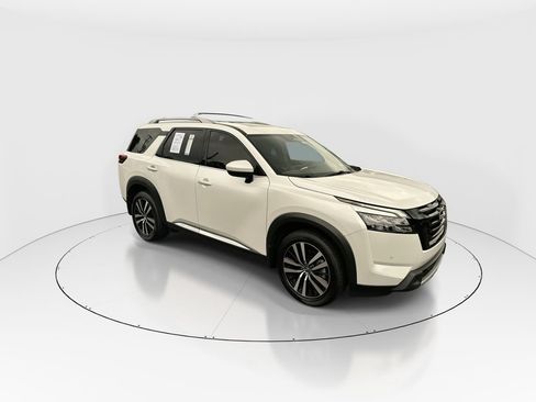 Used 2025 Nissan Pathfinder Platinum AWD/4WD image 2