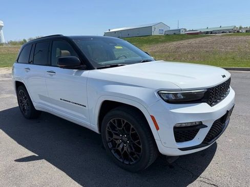 Used 2025 Jeep Grand Cherokee Summit image 3