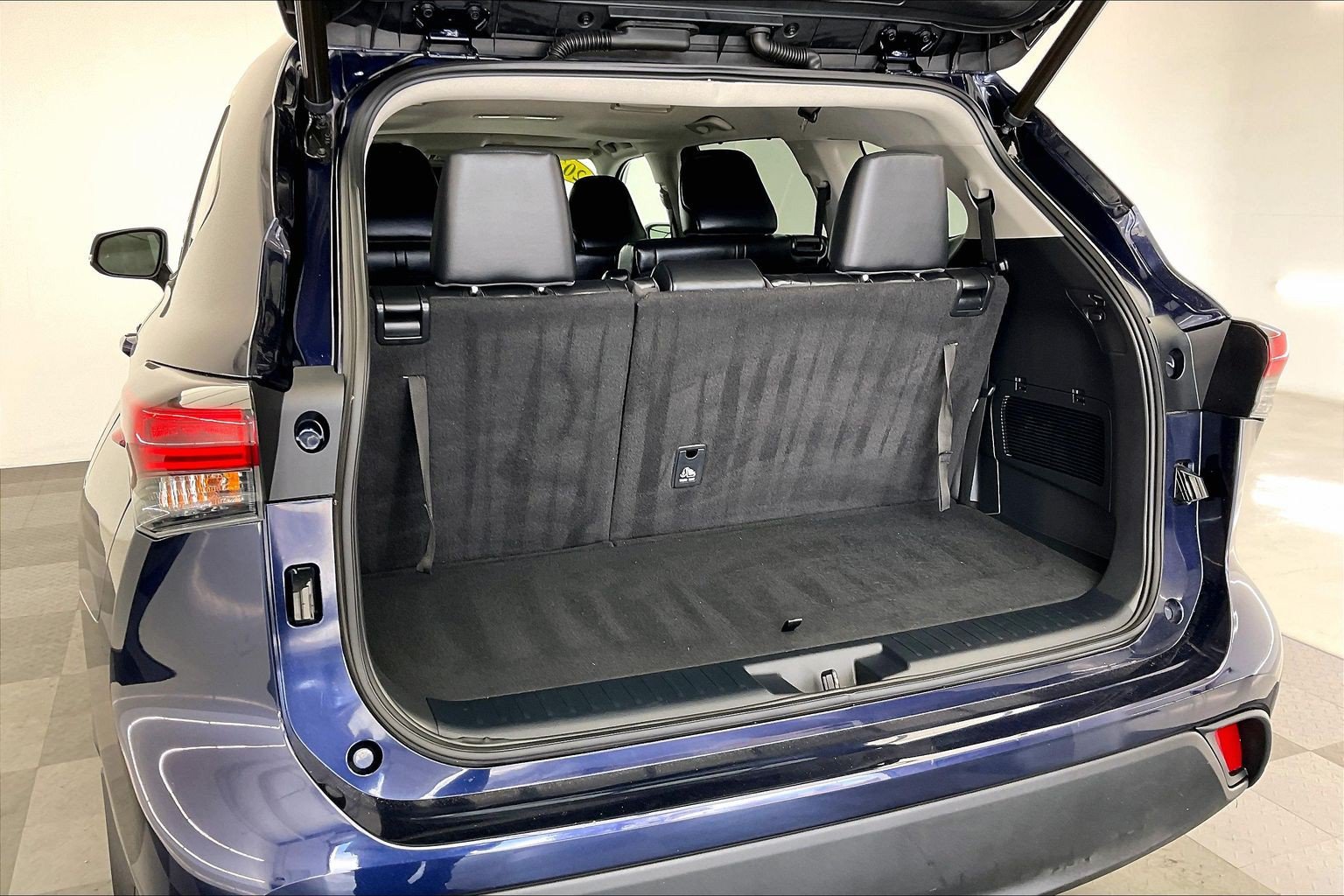 Used 2023 Toyota Highlander XLE AWD/4WD image 28