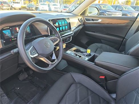 Used 2025 Volkswagen Atlas SE image 12