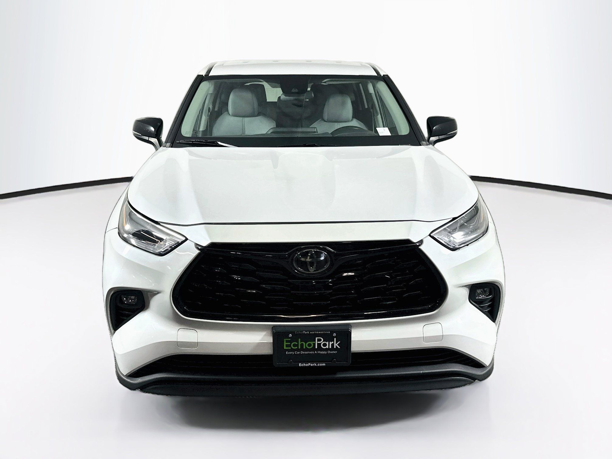 Used 2022 Toyota Highlander LE FWD image 2