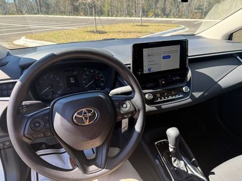 Used 2025 Toyota Corolla LE image 5