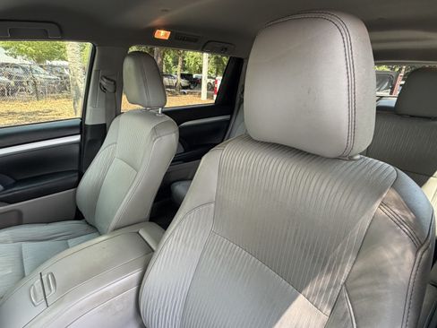 Used 2017 Toyota Highlander Plus FWD image 18