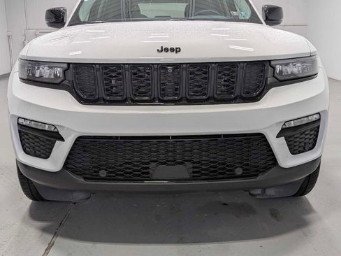 Used 2023 Jeep Grand Cherokee Limited w/ Luxury Tech Group II image 2