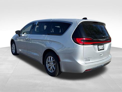 Used 2024 Chrysler Pacifica Touring-L FWD image 10