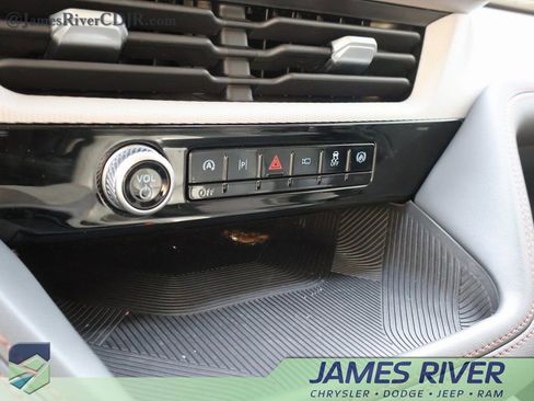 Used 2025 Ford Explorer Active w/ Active Comfort Package image 38