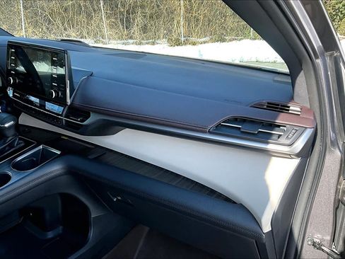 Certified 2021 Toyota Sienna Platinum image 38