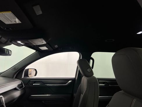 Used 2025 GMC Acadia Elevation image 24