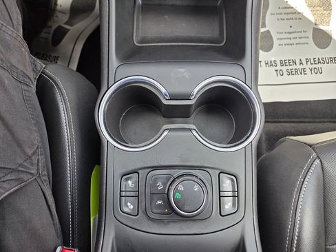 Used 2024 GMC Terrain SLT AWD/4WD image 32