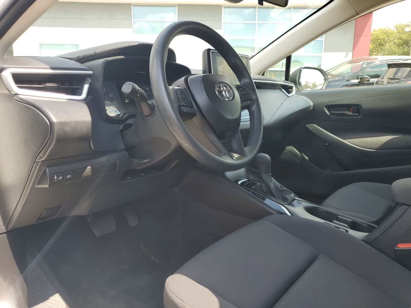 Used 2025 Toyota Corolla LE FWD image 2