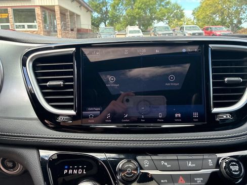 Used 2026 Chrysler Pacifica Limited FWD image 18