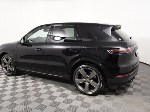 Used 2022 Porsche Cayenne Platinum Edition AWD/4WD image 3