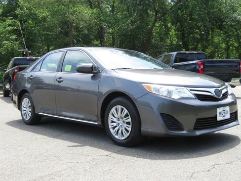 Used 2014 Toyota Camry LE FWD image 3