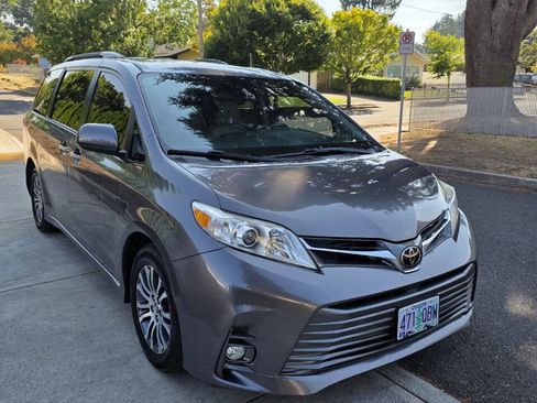 Used 2018 Toyota Sienna XLE image 1