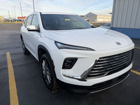 Used 2025 Buick Enclave Preferred image 2