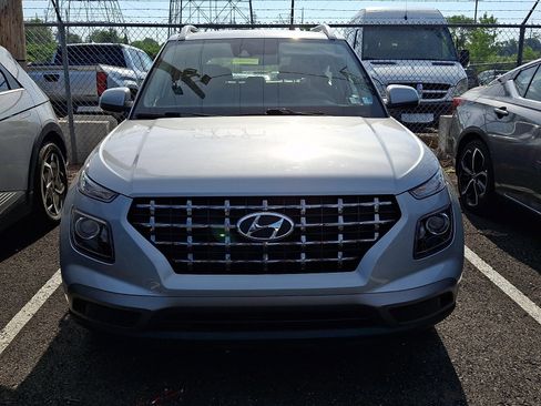 Used 2020 Hyundai Venue SEL FWD image 2