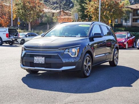 Certified 2025 Kia Niro LX image 4