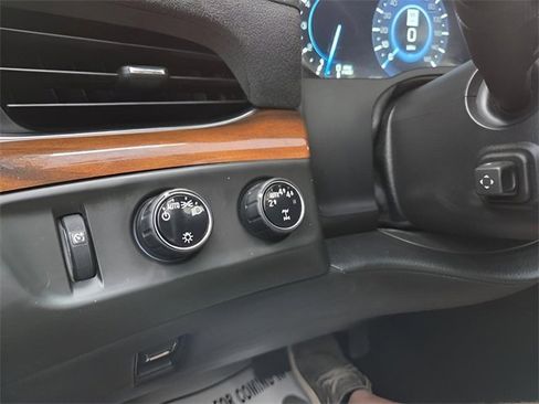 Used 2020 Cadillac Escalade Premium Luxury w/ Escalade Sport Edition image 30