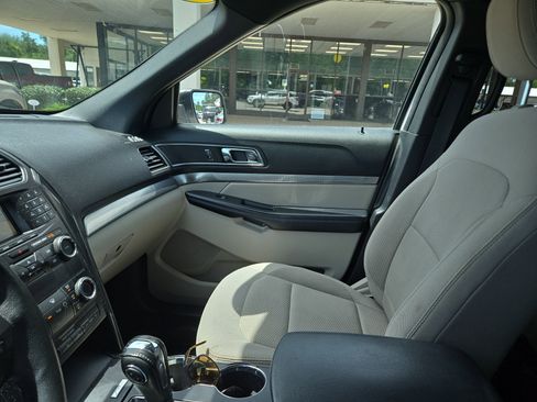 Used 2018 Ford Explorer XLT FWD image 16
