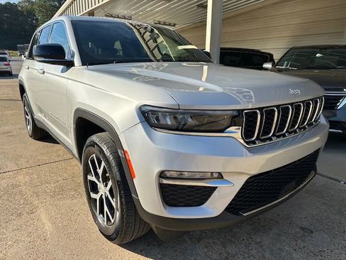 Used 2024 Jeep Grand Cherokee Limited image 3